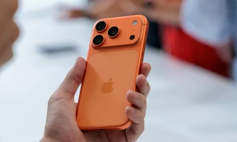 Ai chê thì chê nhưng phải thừa nhận, có một điều chỉ Apple làm được: Mỗi lần iPhone ra mắt là một cơn sốt màu sắc, cả thế giới "phát cuồng"