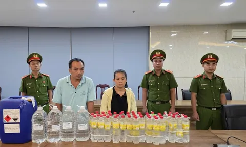 Pha axit với nước giếng sản xuất giấm giả, mỗi ngày tung ra thị trường 1.000 lít