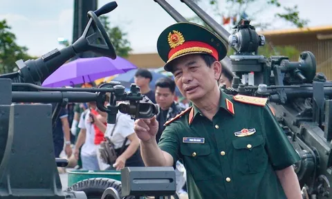 Đại tướng Phan Văn Giang kiểm tra khu trưng bày của Bộ Quốc phòng tại Triển lãm thành tựu đất nước