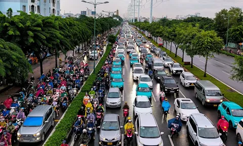 Cầu Bình Lợi ‘nghẹt thở’ trong biển xe chiều cuối tuần