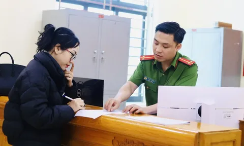 Thủ tướng: Tuyệt đối không được yêu cầu dân nộp, xuất trình giấy tờ đã tích hợp trên VNeID
