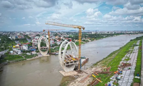 Lạ mắt kiến trúc cây cầu qua sông Đuống sắp về đích