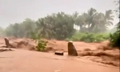 Lũ ống cuồn cuộn sau trận mưa xối xả miền núi nam Khánh Hòa