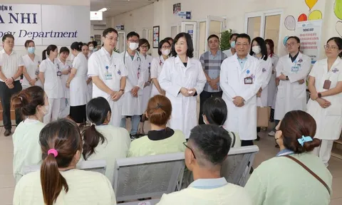 Bác sĩ, dược sĩ được xếp lương từ bậc 2 ngay khi tuyển dụng, nâng phụ cấp ưu đãi lên tối thiểu 70%