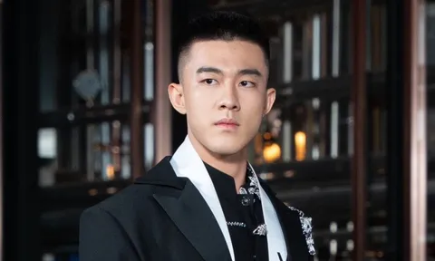 Đoàn Công Vinh mặc vest với quần bơi tại Mister International: Xin cho khám sức khỏe tâm thần nhe
