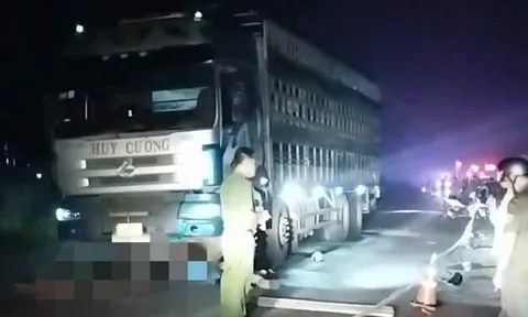 Tai nạn giữa xe máy và xe tải trên đường không đèn chiếu sáng, 2 người chết, 1 trẻ bị thương