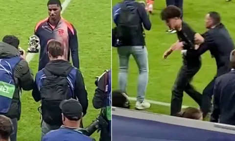 CĐV lao vào sân khi Rashford nhận giải Cầu thủ xuất sắc nhất trận