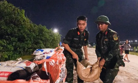 Già trẻ gái trai ở Bắc Ninh tình nguyện cùng bộ đội, công an đắp đê ngăn nước lũ sông Cầu