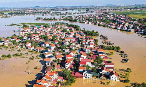 Bắc Ninh: Nước lũ bủa vây, cô giáo phải chèo thuyền đến lớp, dân làng hò nhau giữ đê