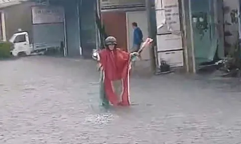 Ông Đắc Lắc chuyên đội mưa chỉ đường cho xe máy, ô tô tránh ngập ở TP.HCM