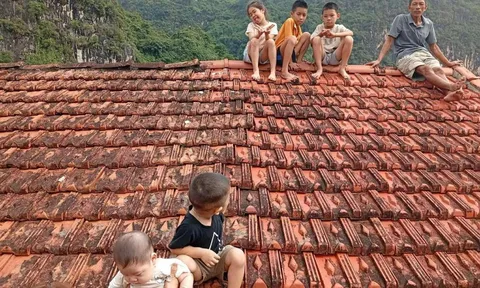 Ngập lụt lịch sử, người dân trèo lên mái nhà, tháo chạy lên núi chờ cứu