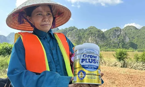 Em bé 5 tháng tuổi khát sữa giữa vùng rốn lũ