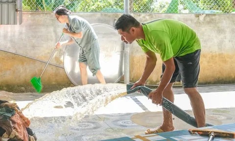 Bắc Ninh sau lũ lịch sử, khu công nghiệp lại sáng đèn, người dân chung tay dọn dẹp nhà cửa