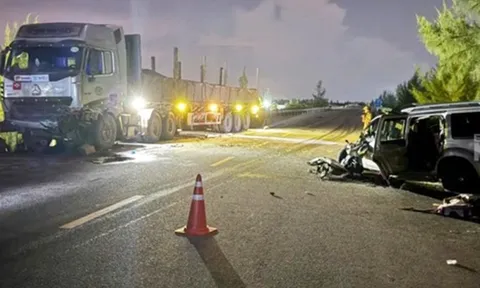 Xe 7 chỗ va chạm xe đầu kéo, 3 cháu nhỏ và 4 người lớn bị thương