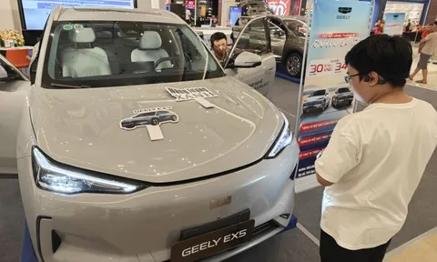 Bán 30.000 ô tô trong một tháng, xe nhập khẩu 'bung hàng'