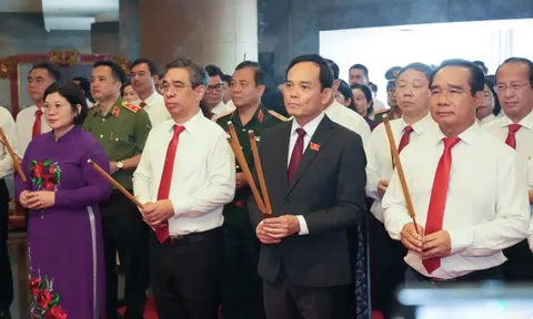 Đoàn đại biểu dự Đại hội Đảng bộ TP.HCM dâng hương tưởng nhớ các Vua Hùng