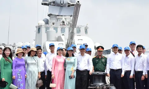 Đoàn đại biểu TP.HCM thăm, làm việc tại Vùng 2 Hải quân, cảng quốc tế Gemalink, KCN Phú Mỹ 3