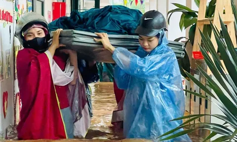 Bắc Ninh nước rút, các cô vớt vát ít học cụ chìm trong bùn