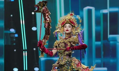 Yến Nhi bỏ hiệu ứng pháo hoa ở phần thi trang phục dân tộc tại Miss Grand International