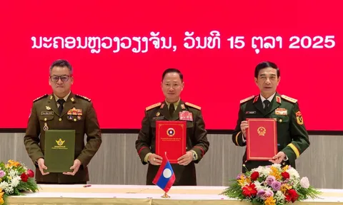 Bộ trưởng Quốc phòng Việt Nam, Lào, Campuchia gặp nhau, chứng kiến diễn tập chung