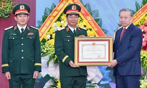 Tổng Bí thư Tô Lâm trao Huân chương Hồ Chí Minh cho lực lượng vũ trang Quân khu 1