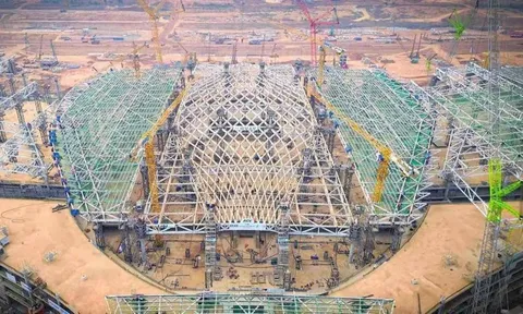 Động đất bất ngờ, vòm thép lớn nhất ASEAN nặng 5.300 tấn rung chuyển, 100 người Việt Nam hò reo vì tạo kỳ tích chưa từng có
