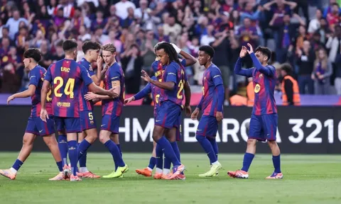 Cầu thủ Barcelona đứng yên và từ chối chơi 15 giây đầu tiên