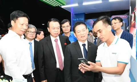 Phó Thủ tướng và các đại biểu tham quan nhiều gian hàng tại Ngày thẻ Việt Nam