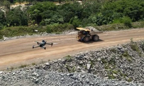 Dùng drone ngăn chặn khai thác vàng trái phép