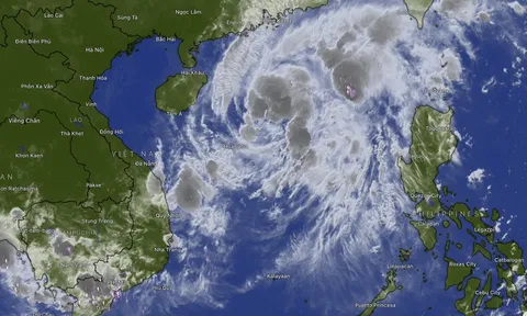 Bão số 12 cách Hoàng Sa 330km, miền Trung mưa hết tháng 10