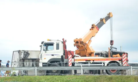 Xe tải lật chắn ngang cao tốc Vĩnh Hảo - Phan Thiết, nhiều tài xế cùng phụ dọn hàng hóa rơi vãi