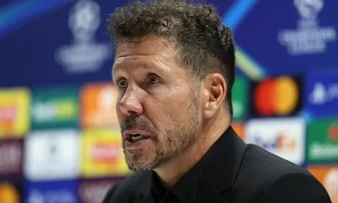 HLV Diego Simeone mỉa mai Liverpool sau khi bị Arsenal vùi dập