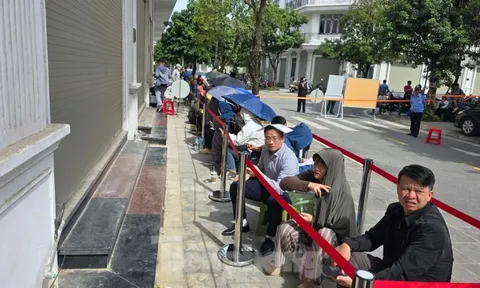 Xếp hàng nộp hồ sơ mua NOXH ngoại thành Hà Nội từ 2 giờ sáng