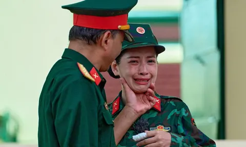 Chi Pu khóc òa ôm chầm lấy bố, khoe gia đình quân nhân trong Sao nhập ngũ