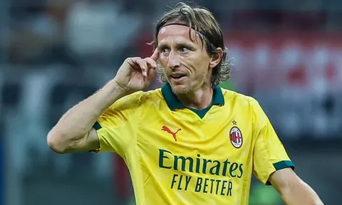 Luka Modric tặng các cầu thủ AC Milan điện thoại iPhone