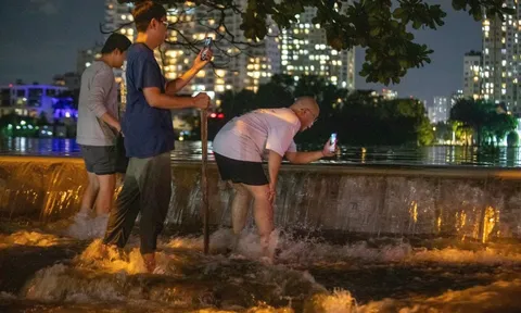 Triều cường TP.HCM hôm nay gần 1,8m, mạng đăng vỡ kè Bình Quới là thất thiệt