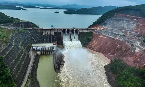 Huế mưa lớn diện rộng, 2 thủy điện lớn xả nước cấp tập