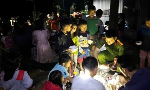 200 người ở nơi có nguy cơ sạt lở được di dời đến trụ sở công an xã, và bữa tối ấm tình người