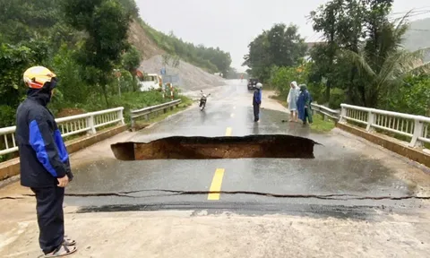 Nước lũ làm lở mố cầu khiến xe máy rơi xuống hố ở Đà Nẵng