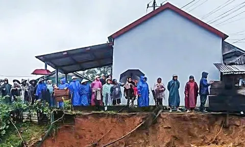 Mưa lớn, sạt lở, lũ bủa vây, nhiều xã ở Quảng Ngãi cho học sinh nghỉ học, di dời dân