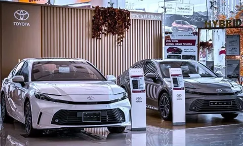Loạt xe hybrid chạy đua giảm giá dịp cuối năm