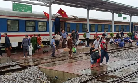 Đã chuyển 1.400 hành khách đi tàu qua đi ô tô do mưa lũ