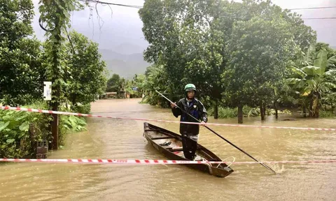 Thời tiết hôm nay 28-10: Miền Trung vẫn mưa rất to, người dân oằn mình với lũ