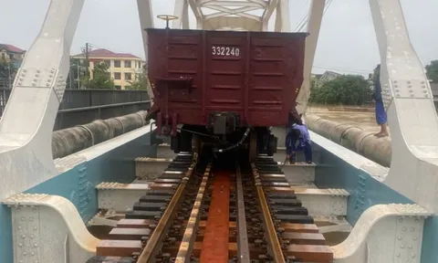 Nước lũ lại dâng, đưa 2 đoàn tàu chở đá 1.100 tấn chống trôi cầu đường sắt trăm tuổi