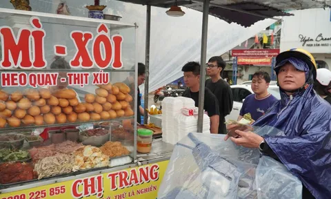 Mưa vừa tạnh, người dân Huế đổ xô đi mua thuốc, bánh mì