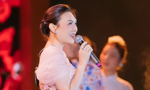 Khán giả tranh luận: Mỹ Tâm hát Nhớ mùa thu Hà Nội có hay bằng Hồng Nhung?