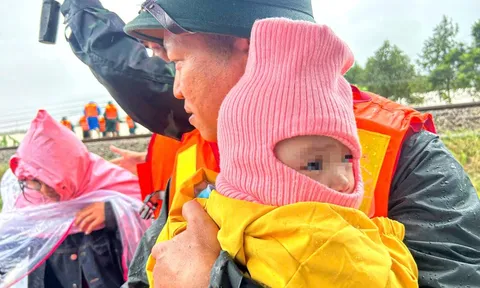 Đà Nẵng: Ưu tiên đưa người già, trẻ em tại vùng bị lũ cô lập đến nơi an toàn