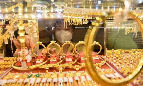 Giá vàng diễn biến kịch tính, hồi phục sau khi giảm sâu