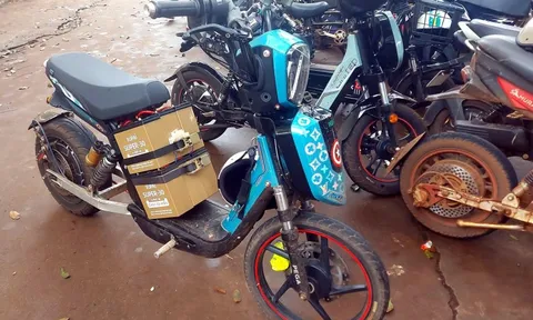 Lo học sinh đi xe đạp điện không đội nón bảo hiểm, lại còn nhấn hết ga