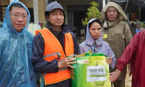 Hàng trăm suất quà cứu trợ của báo Tuổi Trẻ băng nước lũ đến với bà con vùng ngập sâu